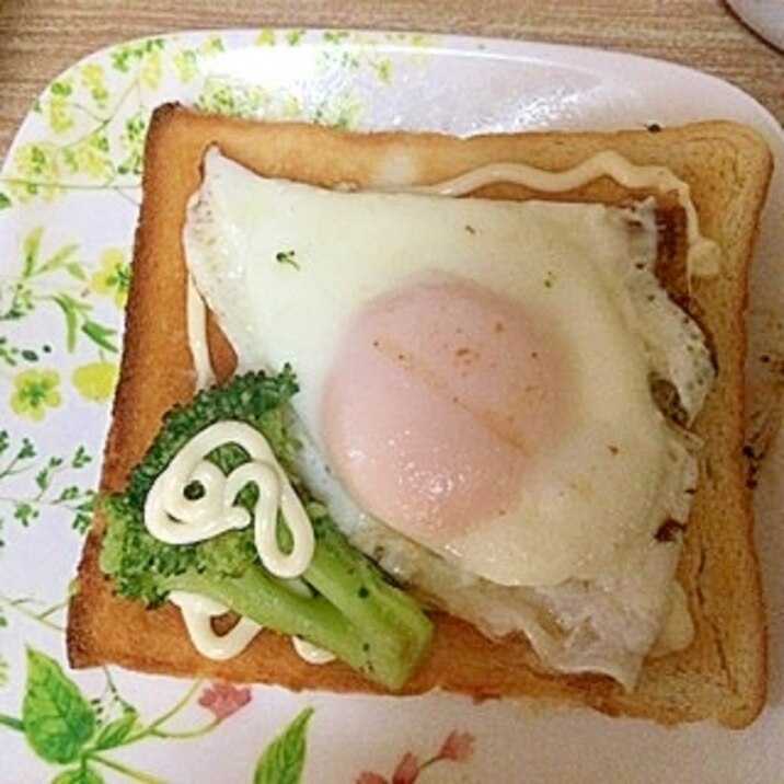 半熟目玉焼きとブロッコリーのトースト